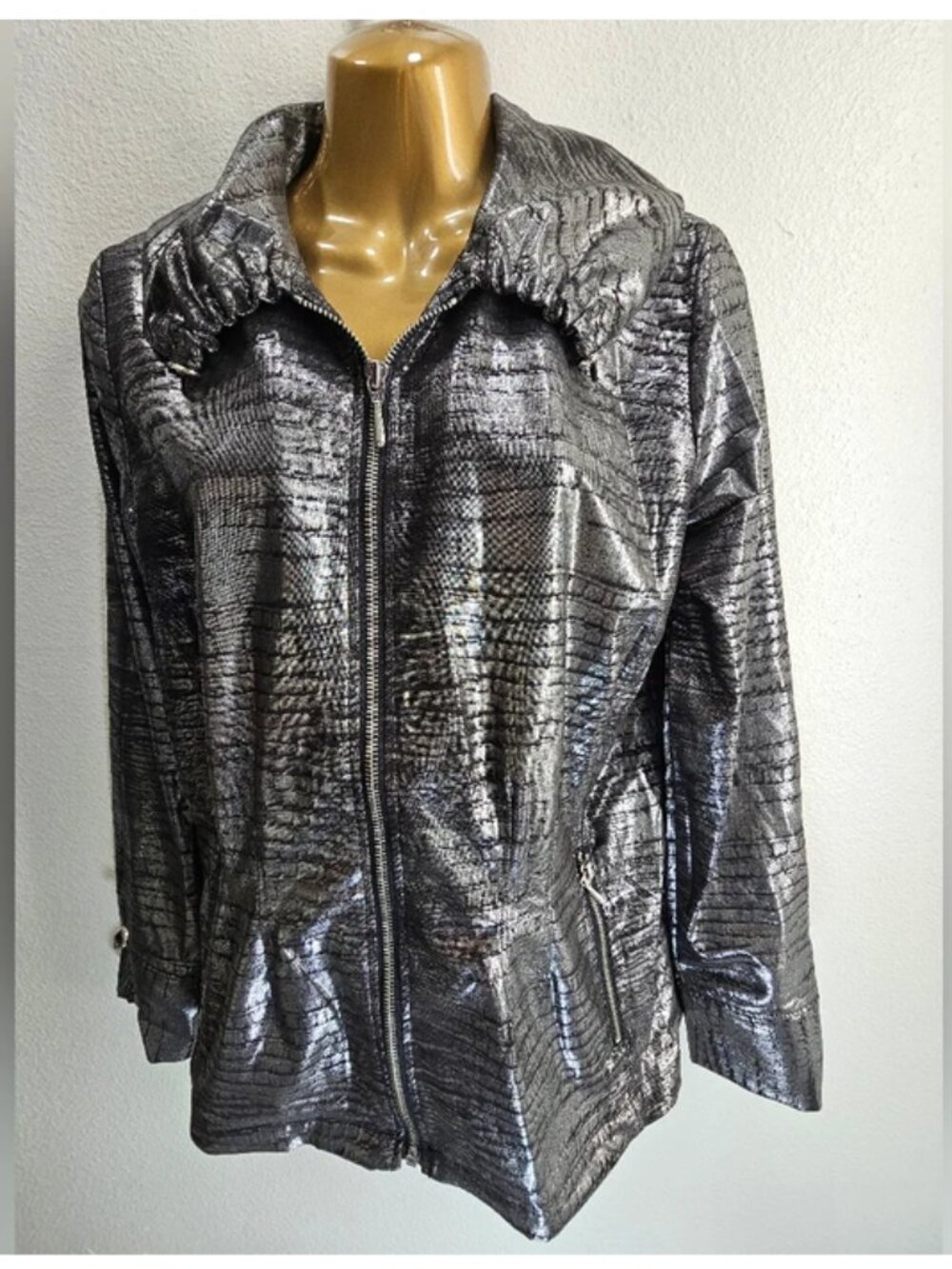 Chico's Zenergy Zip Up Silver & Black Snakeskin Pattern jacket size 0
